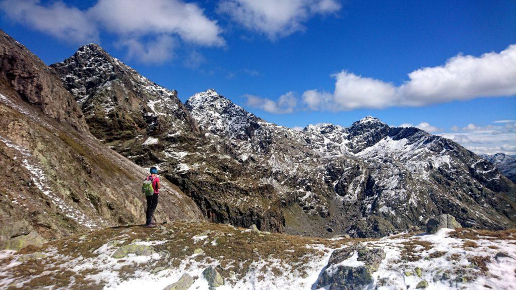 Erica in un punto panoramico lungo la cresta che porta al passo della Malgina