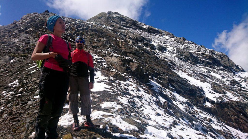 Erica e Teo al Passo della Malgina e dietro si vede la cima del pizzo del Diavolo. Loro decideranno di fermarsi qui.......io però manco morto visto che mancano solo 300 metri di dislivello alla vetta!