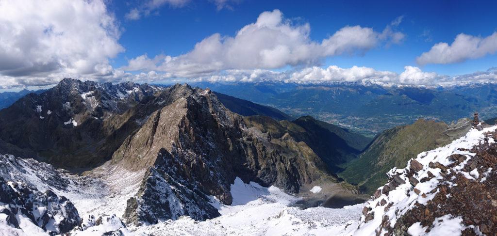 e qui....sono già in vetta. In fondo stava poco più in là. Vista verso NO con la Valtellina e il Coca