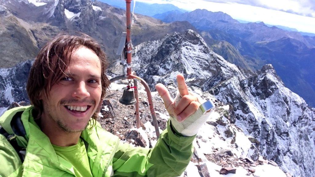 selfie soddisfatto con la campana di vetta!