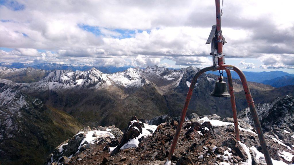 splendida vista dalla vetta del Diavolo della Malgina con sullo sfondo il Pizzo Strinato, il Monte Gleno e il Recastello