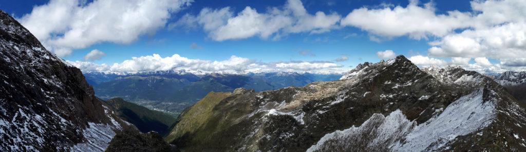 panorama in direzione della Valtellina dal passo della Malgina