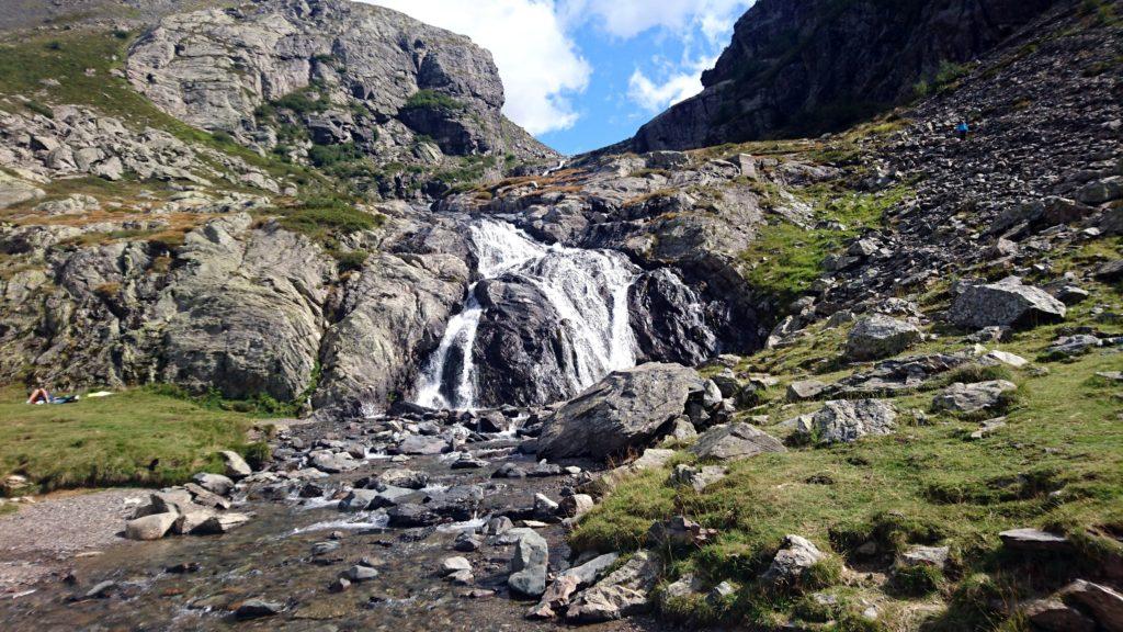 la cascatella che scende tra il Recastello e il monte Gleno nel pomeriggio