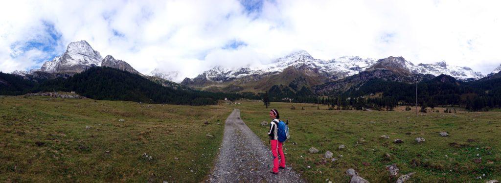pascoli e boschi a perdita d'occhio e gli agglomerati rurali dell'Alpe Veglia, non molto frequentata d'estate e praticamente deserta d'inverno, se non per qualche raro scialpinista
