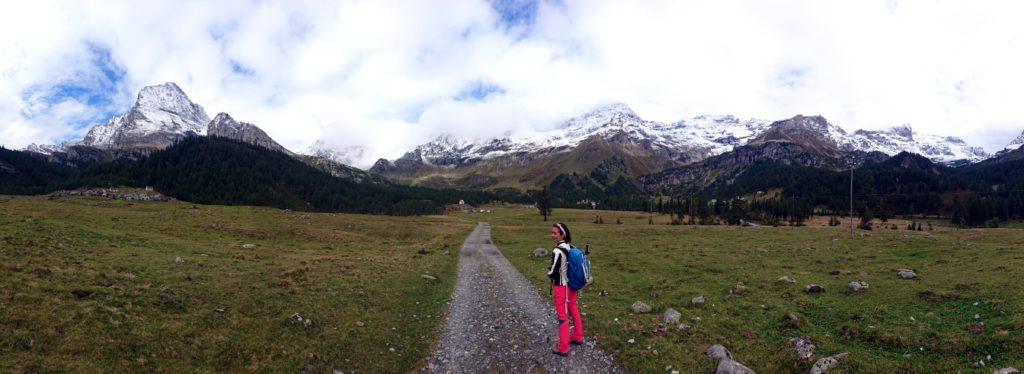 pascoli e boschi a perdita d&#039;occhio e gli agglomerati rurali dell&#039;Alpe Veglia, non molto frequentata d&#039;estate e praticamente deserta d&#039;inverno, se non per qualche raro scialpinista