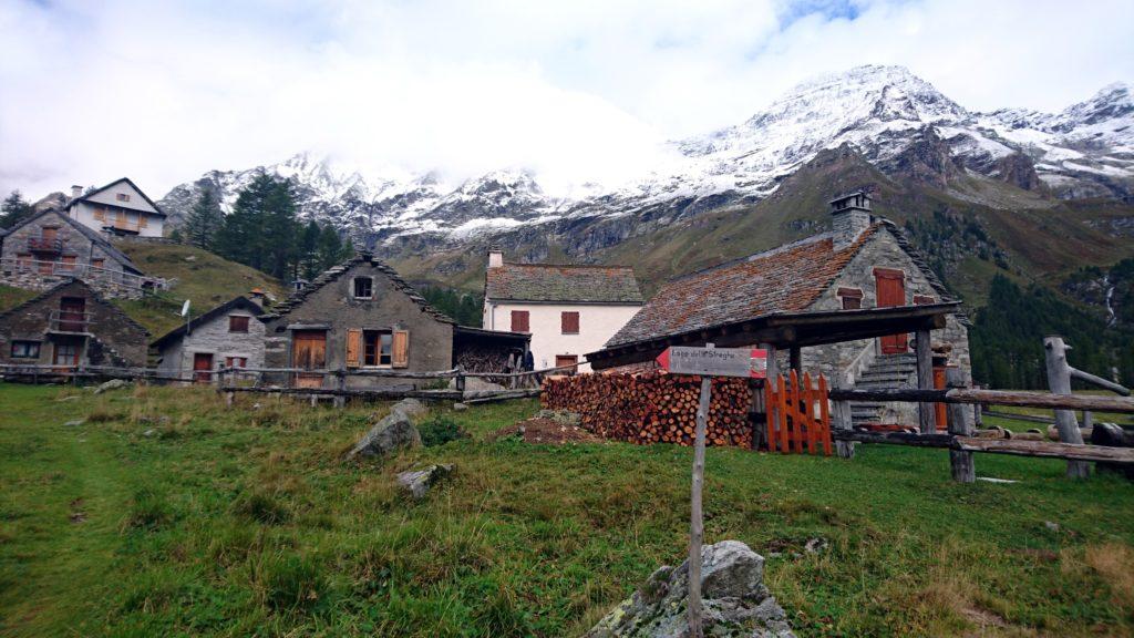 il bivio che abbiamo preso noi, verso il Lago delle Streghe: l&#039;anello è percorribile anche nell&#039;altra direzione, ma questo versante della valle offre i paesaggi più suggestivi... decidente voi se godervelo in salita o in discesa!