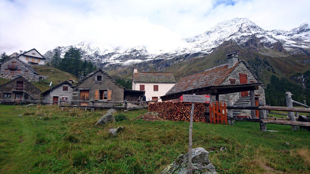 il bivio che abbiamo preso noi, verso il Lago delle Streghe: l'anello è percorribile anche nell'altra direzione, ma questo versante della valle offre i paesaggi più suggestivi... decidente voi se godervelo in salita o in discesa!