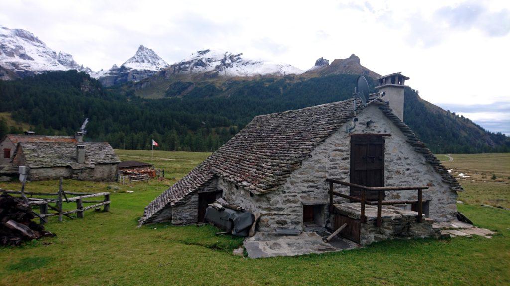 le casette dell'Alpe Veglia, rustiche fin che si vuole ma la parabola non manca in nessuna