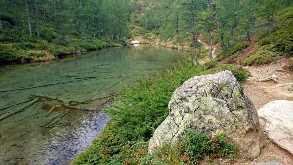 l'acqua limpidissima del Lago delle Streghe