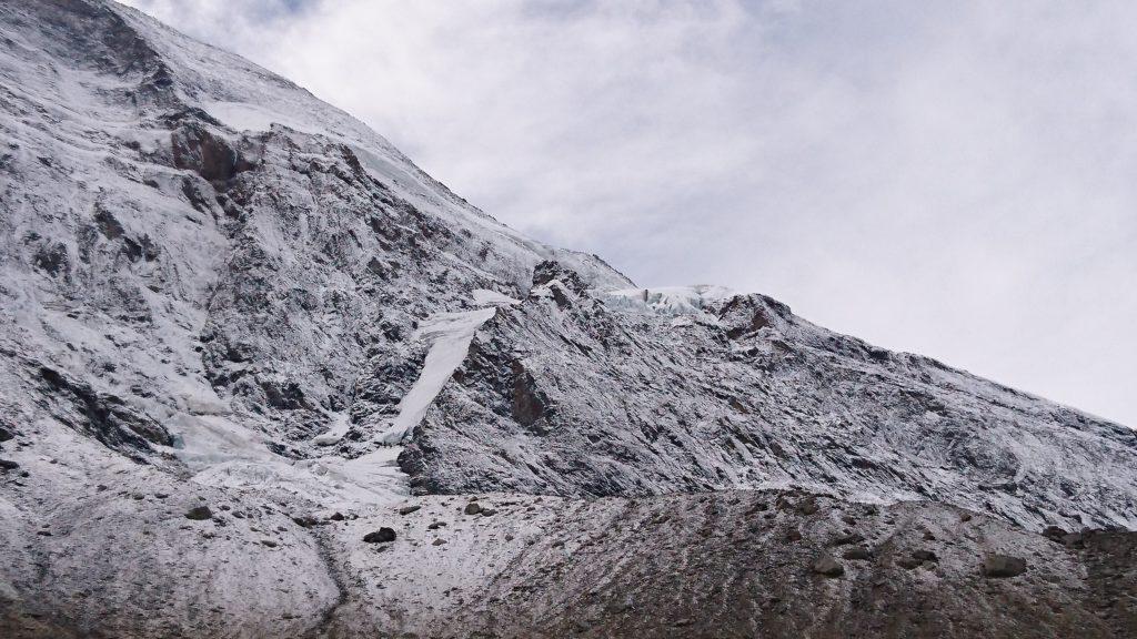 lingue di ghiaccio e seracchi sulle pareti del Monte Leone, imbiancato di neve fresca