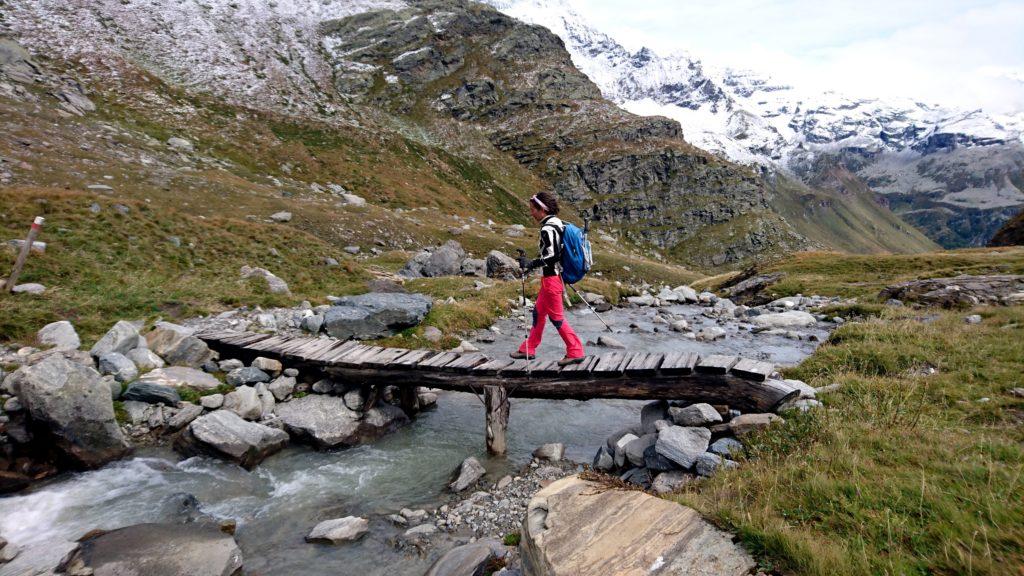 il ponticello che permette il passaggio sul versante opposto della valle