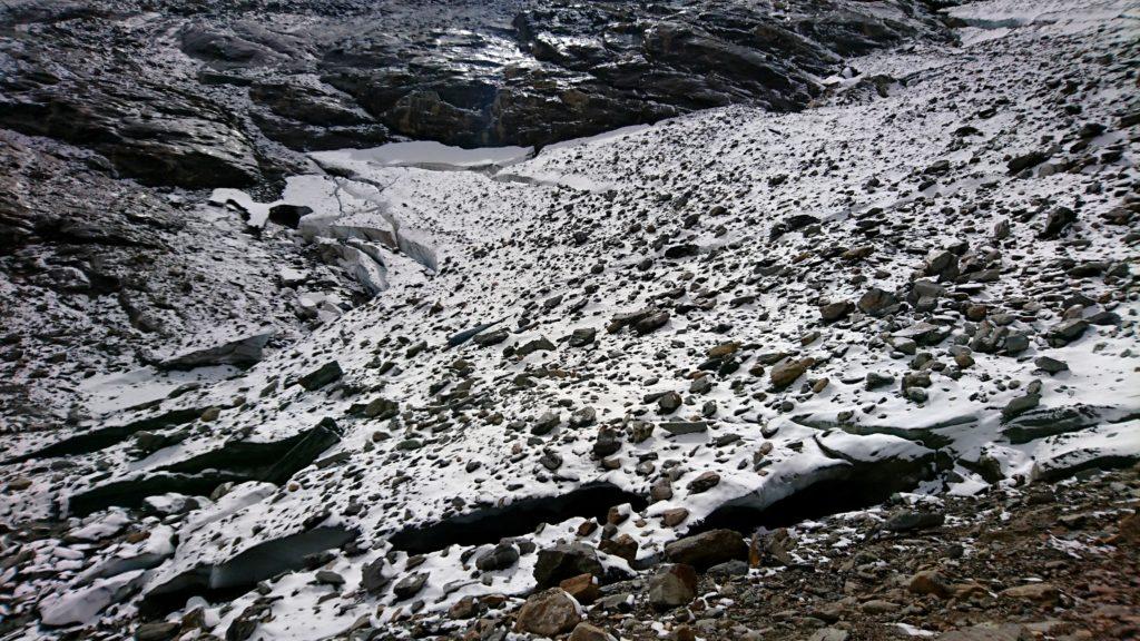 risaliamo tenendoci alla destra (faccia a monte) del ghiacciaio