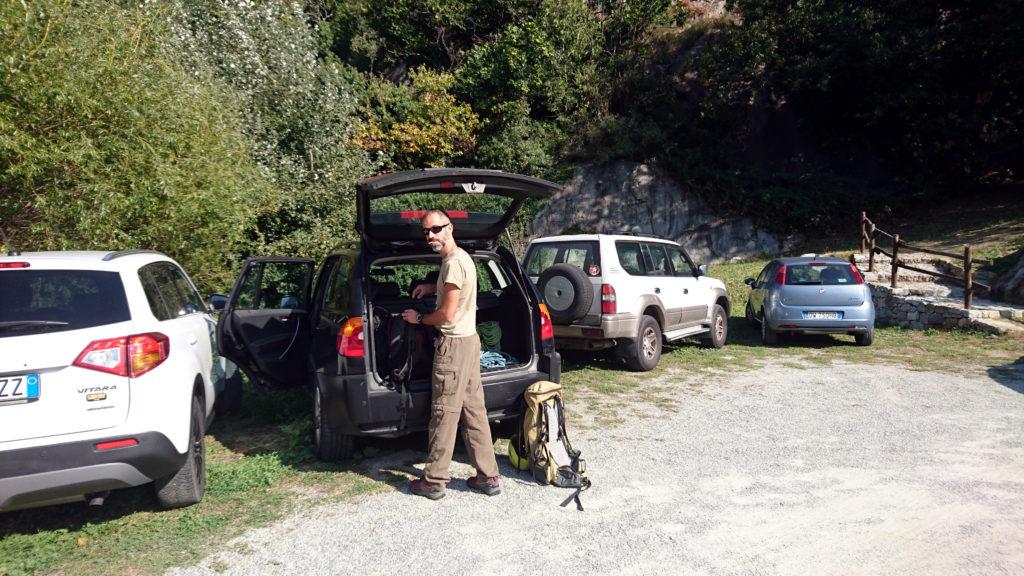 Arriviamo al parcheggio di Bard ad un'ora indegna....dopo pausa di 40 minuti in autogrill, seconda colazione, cesso, sigaretta, cambio e via dicendo. Ma l'obiettivo resta. Vogliamo tornare a casa con una vietta