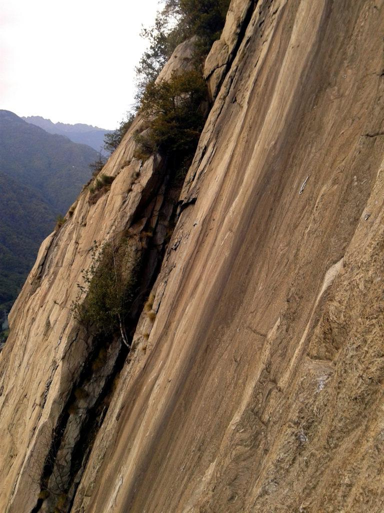 Vista della parete accanto alla sosta del secondo tiro di Bucce d'arancia...praticamente uno scivolo verso il baratro