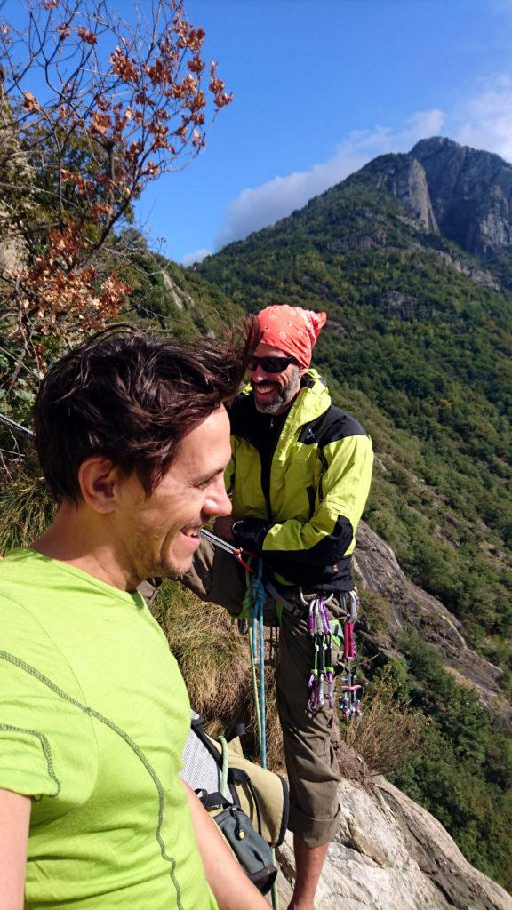 Qui si balza un po' più avanti nel tempo. Siamo (credo) alla sosta del sesto tiro e siamo in attesa che la cordata che ci precede si dia una mossa. Intanto ce famo due selfie :P