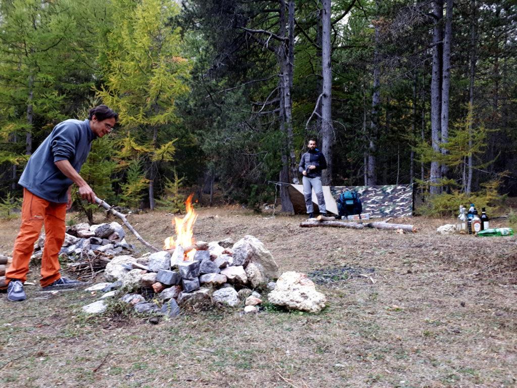 Io intanto faccio partire il fuoco per cominciare a creare brace per la cena