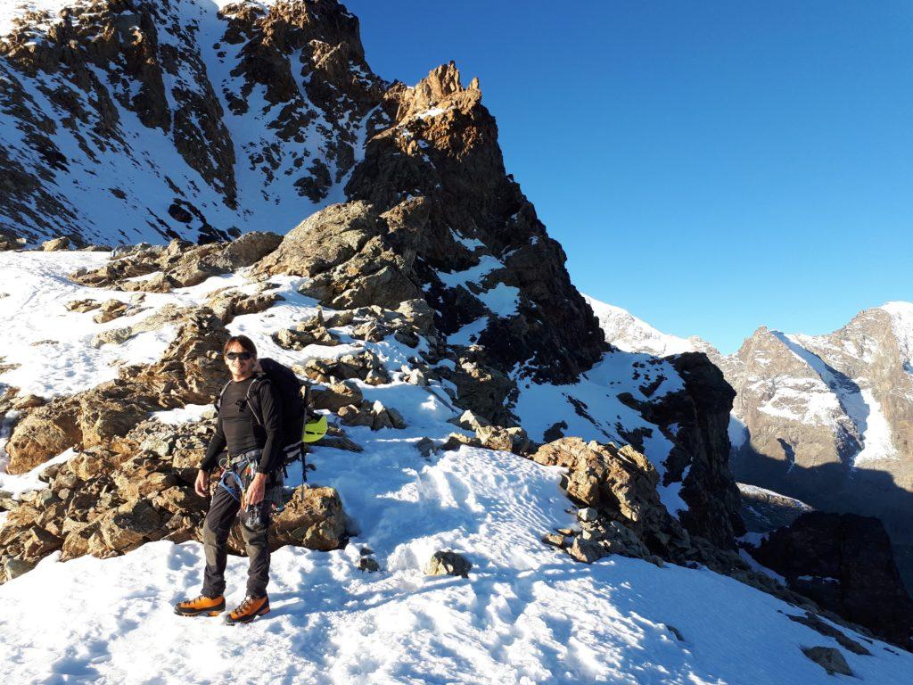 Siamo all'inizio della nostra avventura: dopo aver risalito le piste da sci, ci troviamo alle pendici del Piz Trovat dove inforcheremo i ramponi