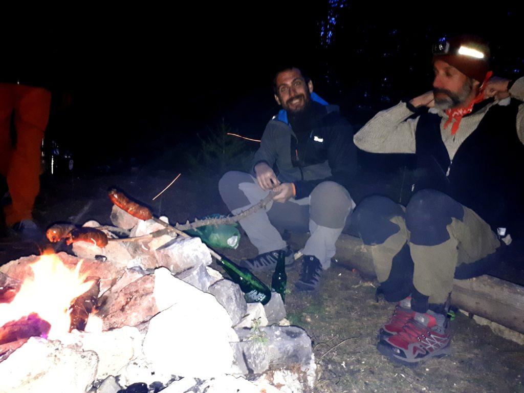 il gruppo attende la cottura delle salamelle alla fiamma