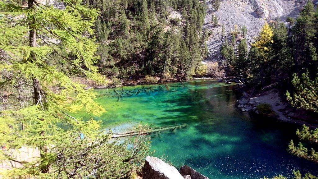 Scorcio dello splendido lago Verde, il cui colore caratteristico è dato dai licheni presenti sul fondo