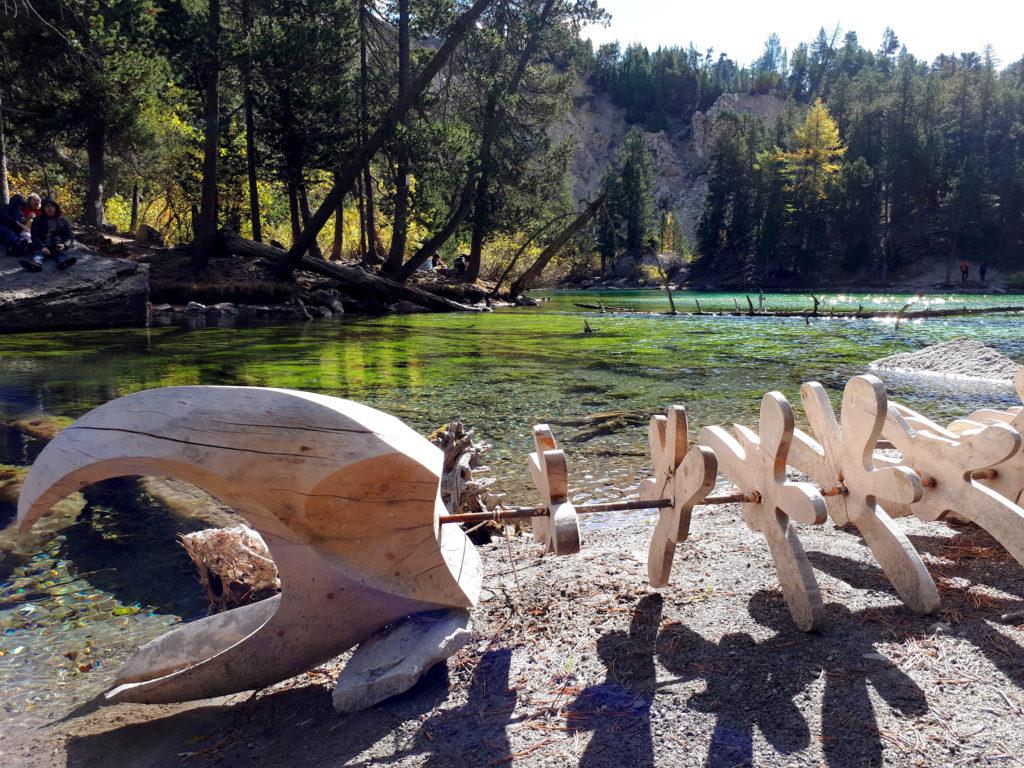 scorcio dello scheletro di balena, piccola scultura presente sulle rive del lago Verde