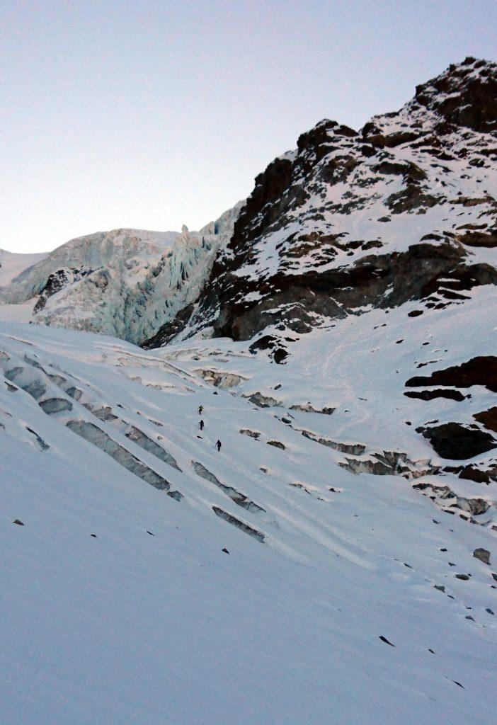 giunti alle pendici del Piz Cambrena, si inizia a salire seguendo le debolezze della montagna