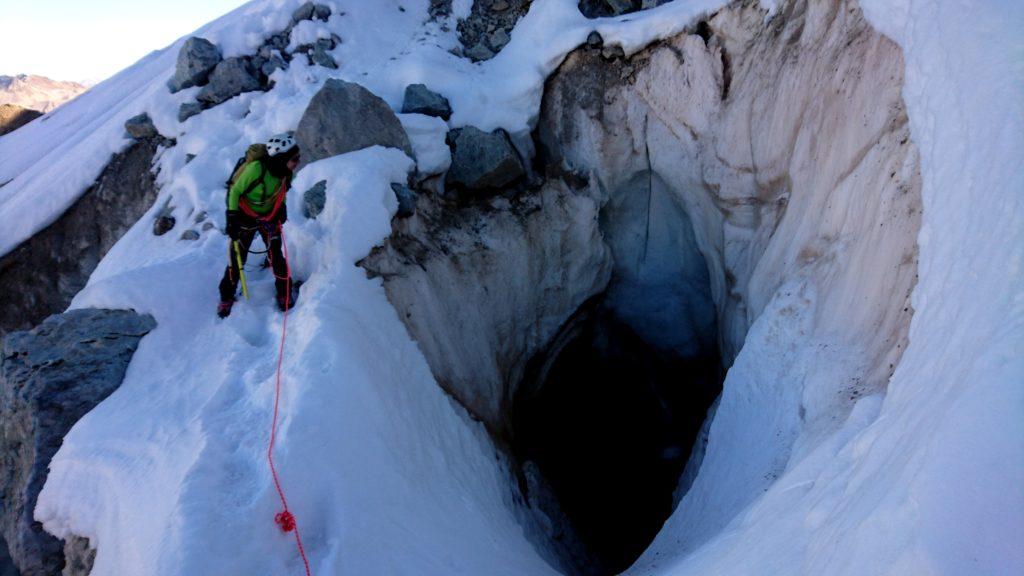 già dopo poche centinaia di metri incontriamo la prima zona crepacciata e dovremo passarci in mezzo