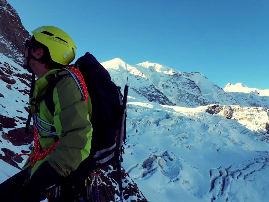 io lungo la risalita con dietro gli splendidi crepacci del piz Palù