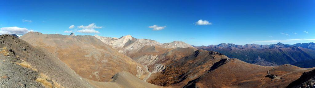 Dopo pendenze notevoli e strade impervie, eccoci finalmente in cima allo Jafferau. Vista panoramica in direzione del versante opposto rispetto a Bardonecchia