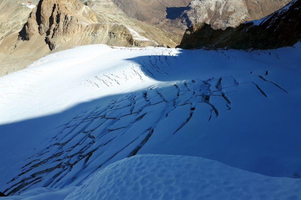 la crepacciata della vedretta di Pers vista dall'alto dopo circa 200 metri di salita
