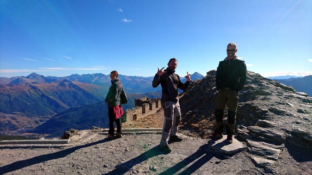 Il gruppo sulla cima dello Jafferau, a 2800mt, con l&#039;omonimo forte visibile sullo sfondo