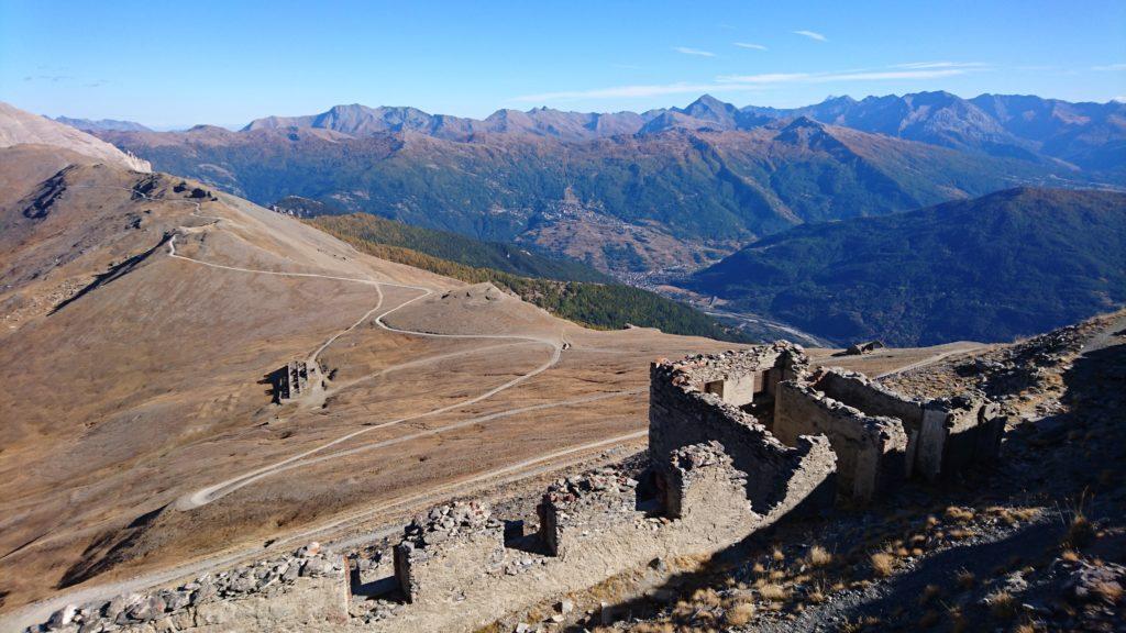 Vista dalla cima dello Jafferau. Scenderemo dal versante opposto (ovvero quello in foto) passando da altri 2 forti della guerra