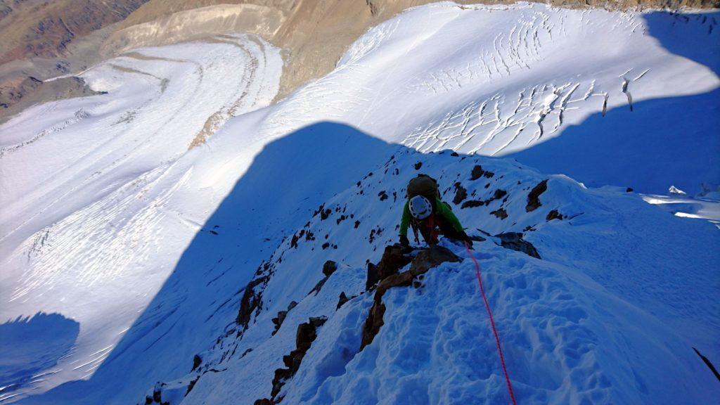 Erica tra neve e roccette lungo la cresta del Naso