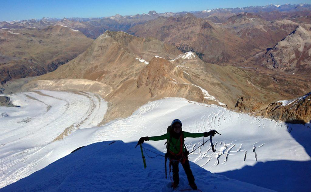 Erica soddisfatta nella parte alta della salita con splendida vista sulla vedretta di Pers