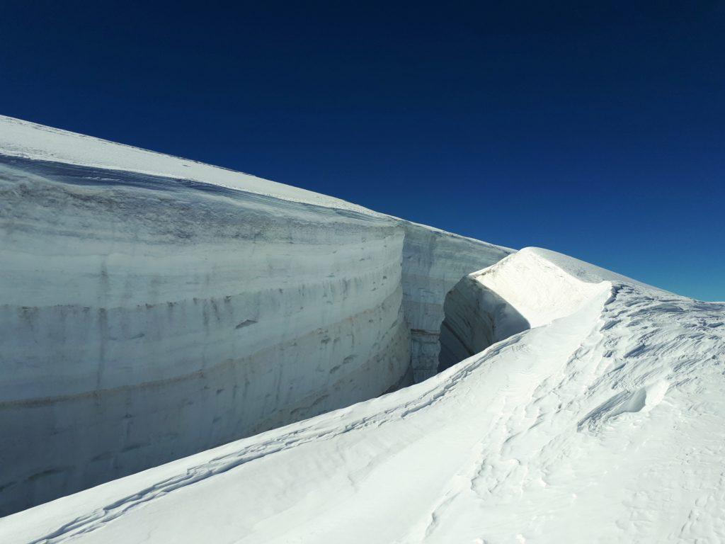 e qui c'è poco da dire.......se non wow! Eccovi il mega crepaccio sommitale. Sembra un canyon scolpito a mano