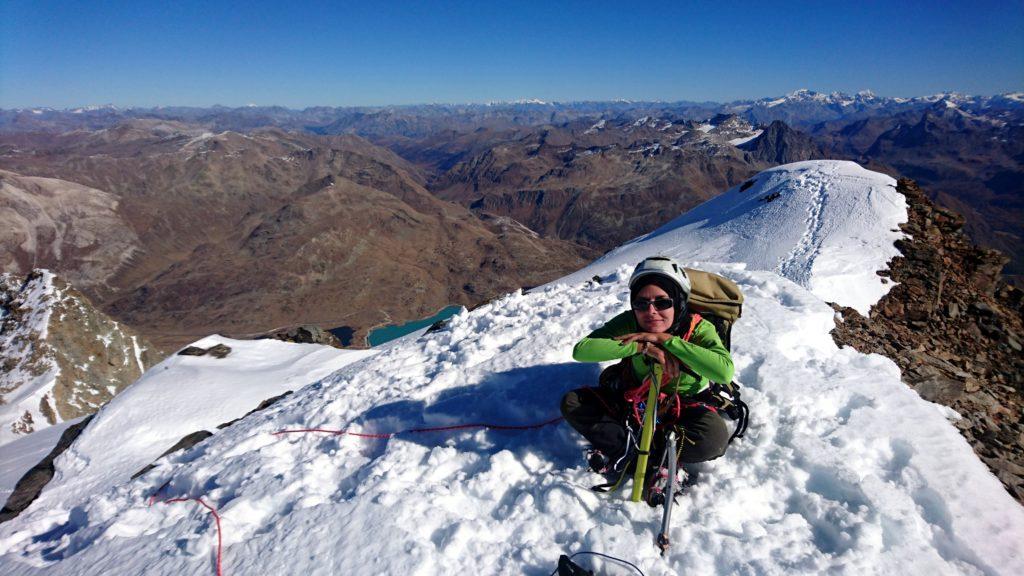 Erica soddisfatta e sorridente sulla cima del Piz Cambrena