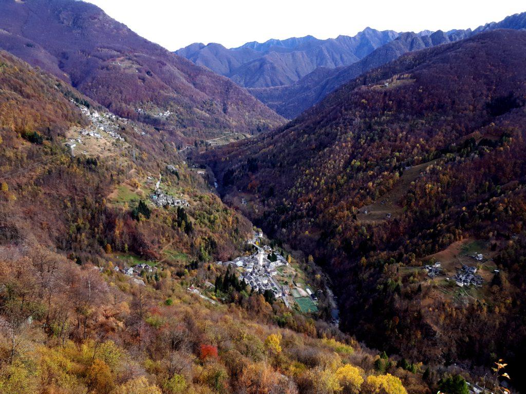 Il bellissimo paesaggio autunnale che contorna il paesino di Boccioleto