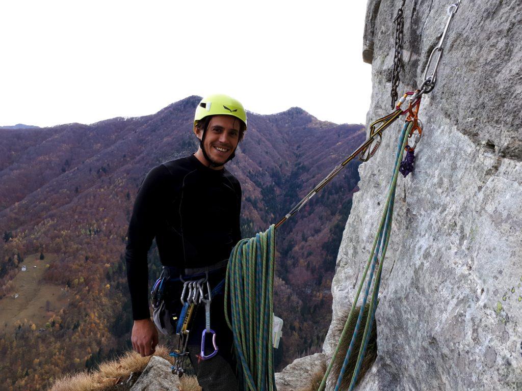 Eccoci alla sosta del secondo tiro. Qui sulla verticale, parte la fessura del terzo tiro che si rivelerà piuttosto ostica e decisamente sottogradata, almeno a nostro parere