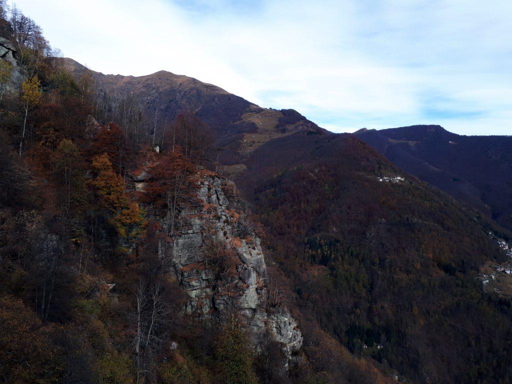 Guardando alla nostra destra, c&#039;è quest&#039;altra roccia con sopra una cappelletta
