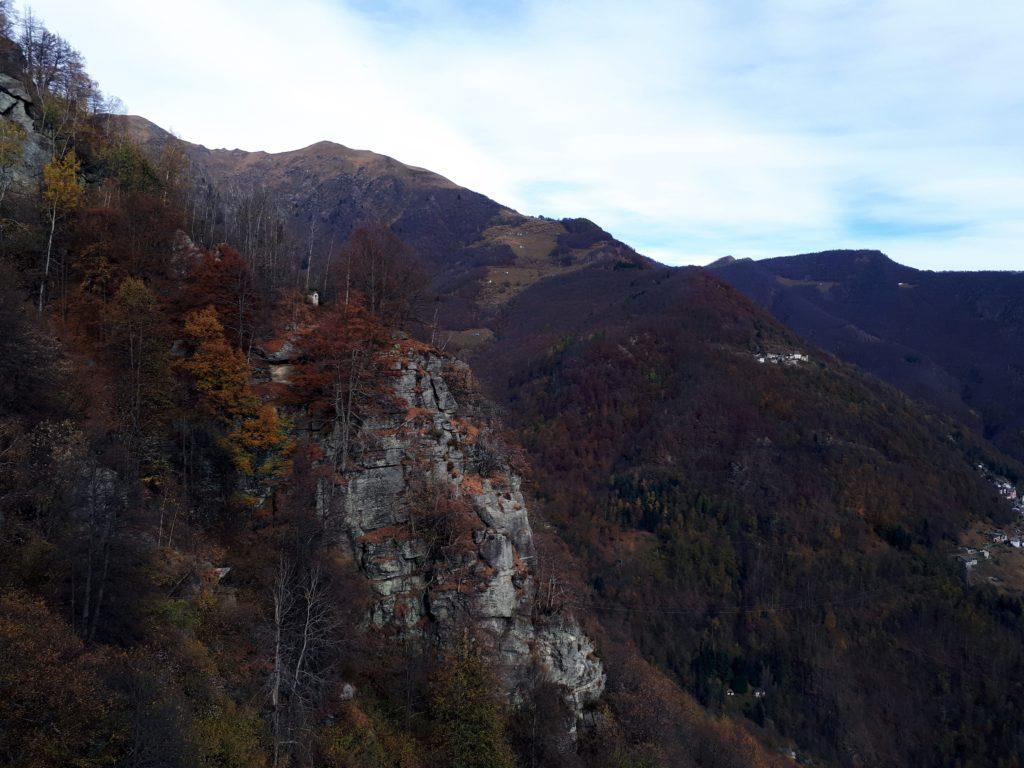 Guardando alla nostra destra, c'è quest'altra roccia con sopra una cappelletta