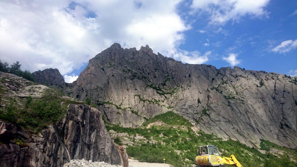 Appena scesi dalla funivia, ci appare di fronte lo Spazzacaldera che è la nostra meta di oggi