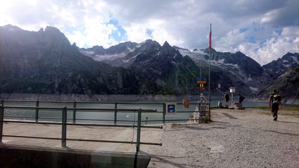 Eccoci in cima alla diga. Da qui, possiamo vedere il bel lago artificiale. Il meteo è ancora un po&#039; nuvolo ma è dato in miglioramento