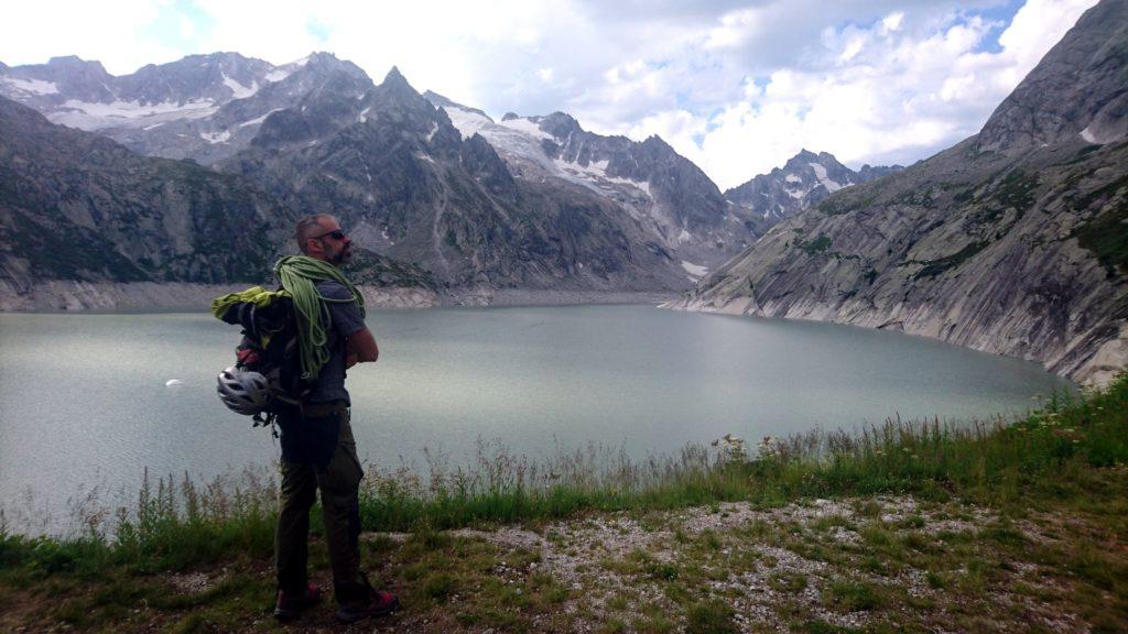 Samu studia l'accesso alla nostra via dal lago di Albigna