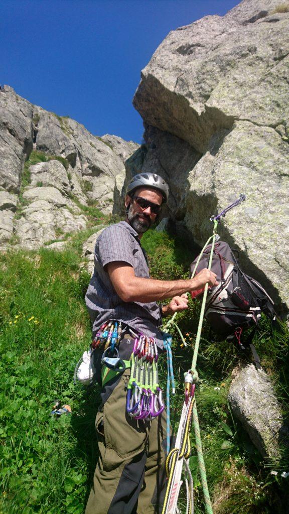 Crediamo di aver trovato l'attacco dopo una ravanata lungo un ripido canale erboso. In realtà dovremo salire ancora per circa 50 metri