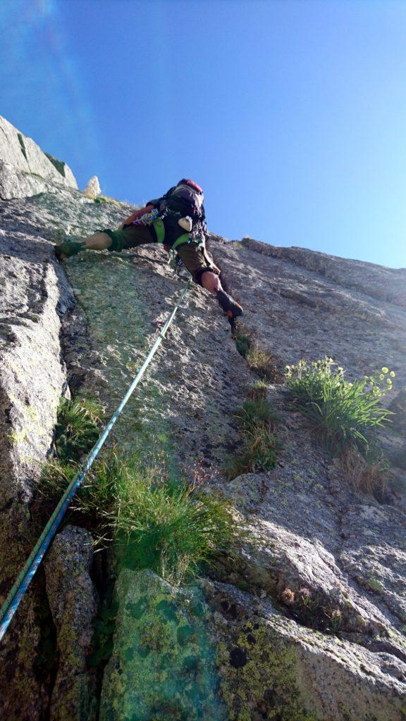 Questo è l'attacco corretto del primo tiro. Si sale questa splendida fessura verticale con arrampicata tutt'altro che semplice e banale