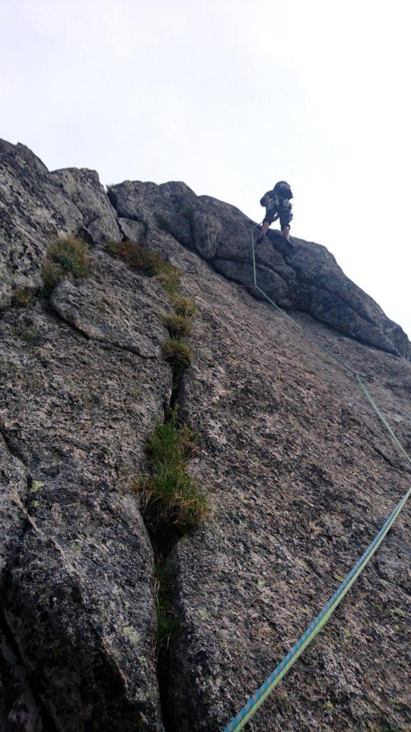 Ecco Samu impegnato sullo strapiombo del terzo tiro: tiro chiave con partenza molto placcosa e rimonta abbastanza dura. Peggio la placca secondo me!