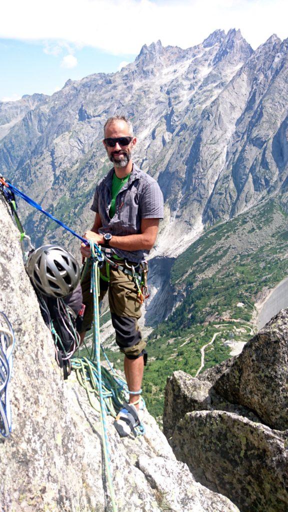 Samu divertito e soddisfatto alla sosta tra il quarto e il quinto tiro