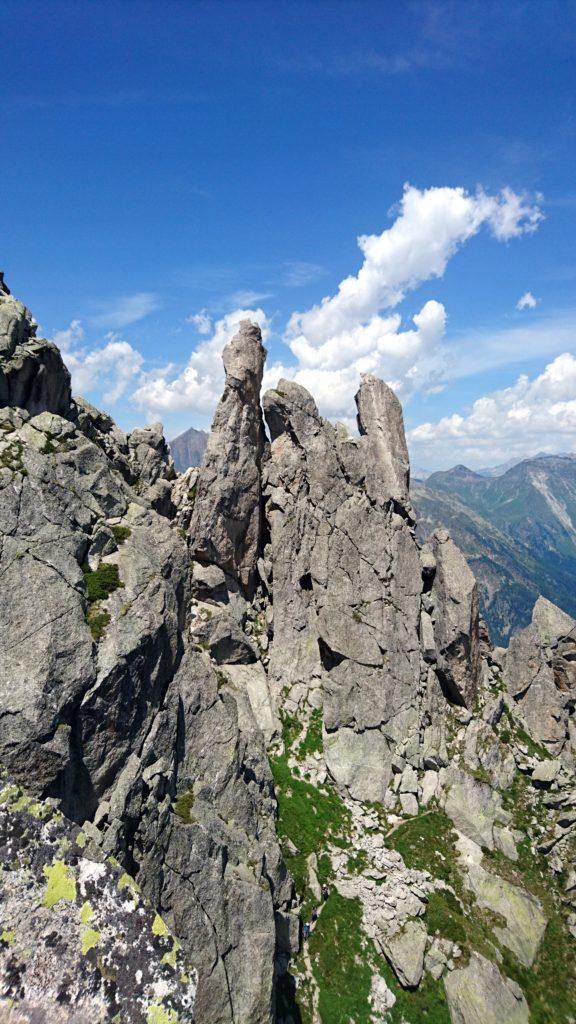 Di fronte a noi si erge la Fiamma, che va raggiunta con dei passaggini un po&#039; esposti e seguendo degli ometti