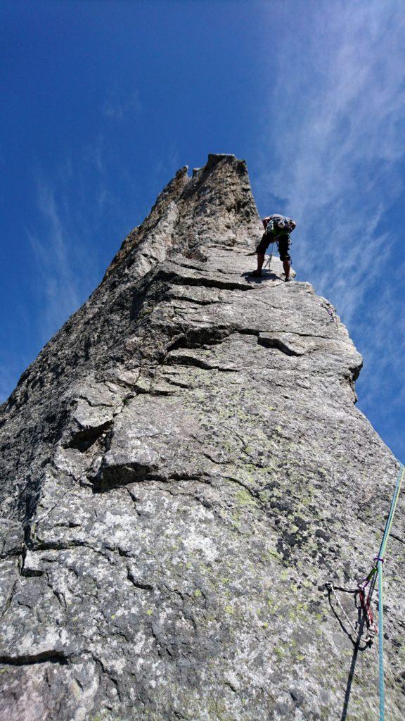 Samu attacca il tiro che porta verso la cima della Fiamma. Peccato che a quel punto abbiamo sbagliato strada non trovando i chiodi che stavano invece sul versante alla nostra destra