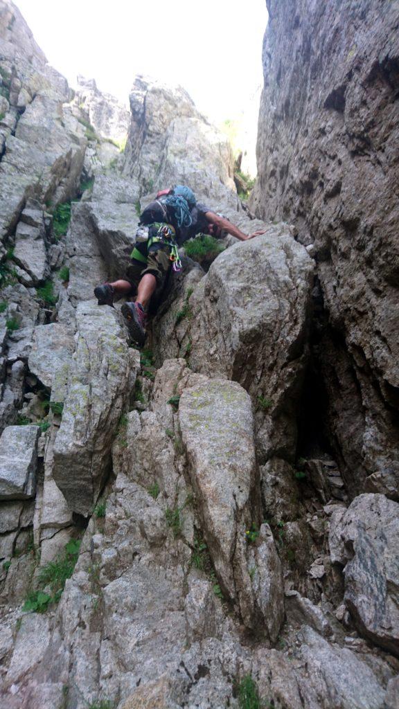 La discesa ha un paio di tratti in cui bisogna disarrampicare. Tra l'altro la faremo di corsa per non perdere la funivia