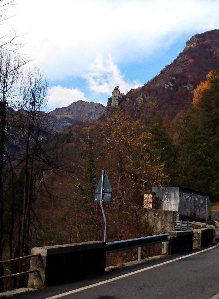 Poco prima del paese di Boccioleto, già dalla strada si può ammirare la Torre delle Giavine che svetta verso l'alto in mezzo al bosco